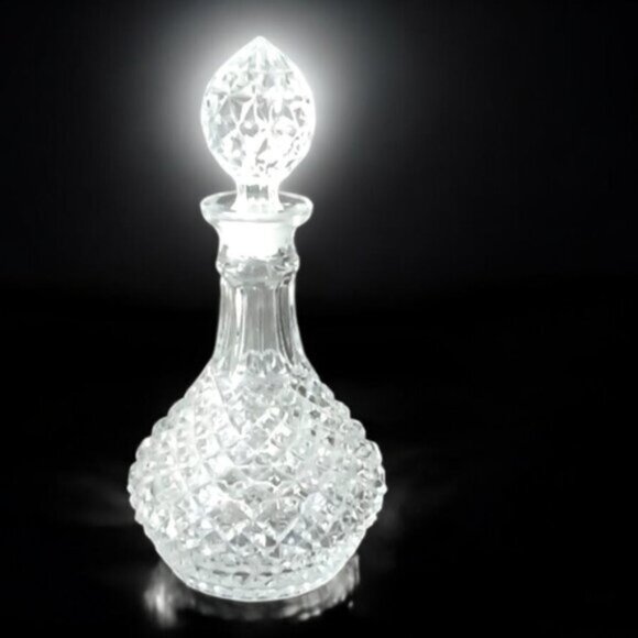 Vintage 12" Tall Crystal Whisky Decanter, Exquisite Glassware for Fine Spirits - Picture 1 of 6